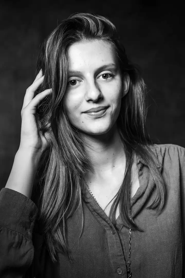 Aurelie lamour photographe portrait ancrage studio adolescente sourire 2.