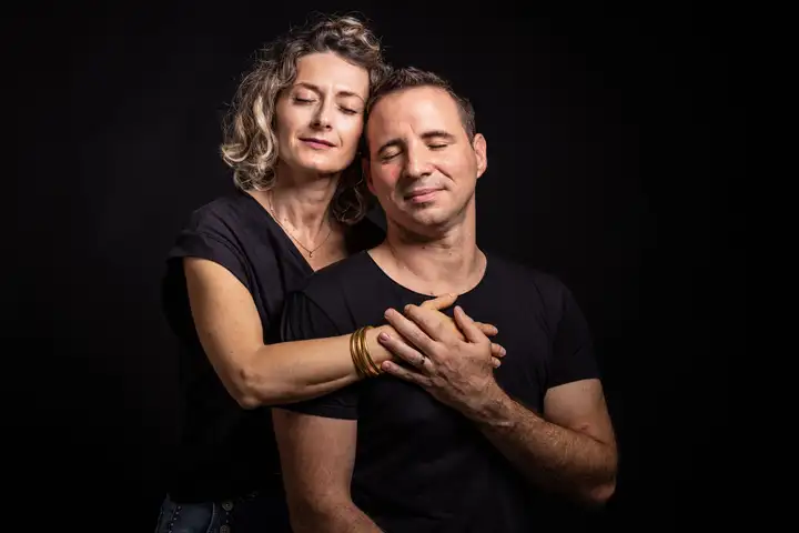 Aurelie lamour photographe portrait ancrage studio couple yeux fermes 2.