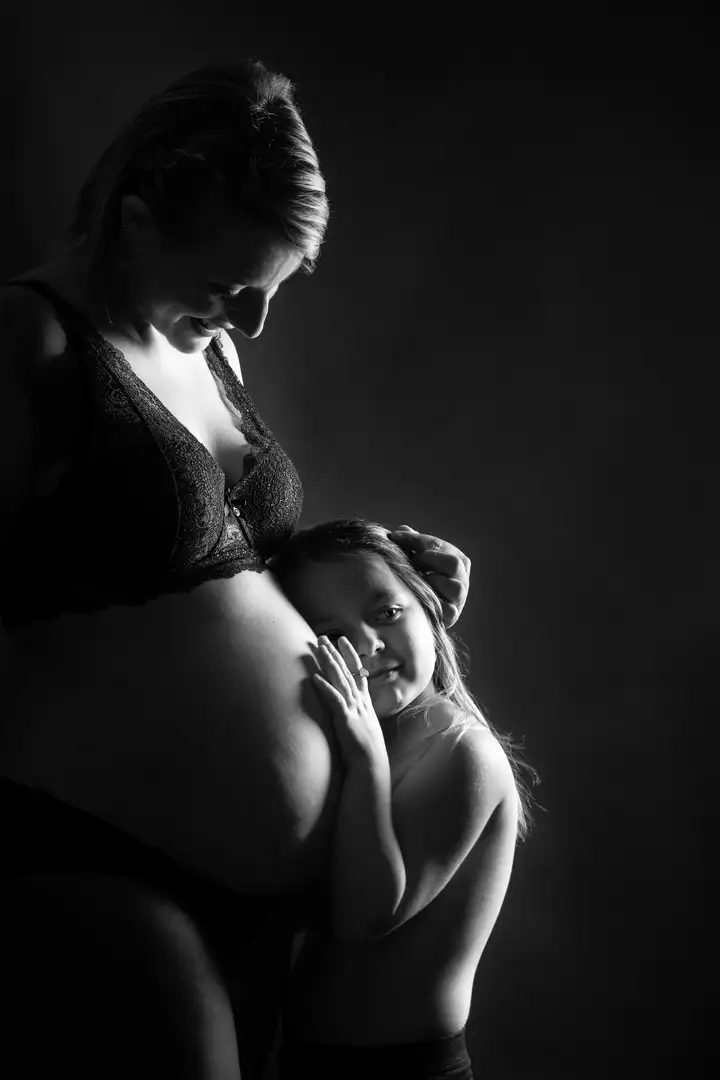 Aurelie lamour photographe portrait studio grossesse femme enfant.