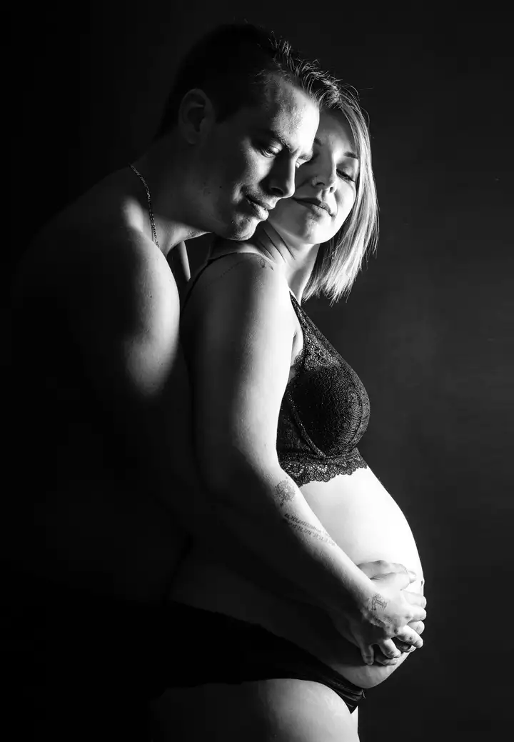 Aurelie lamour photographe studio portrait ancrage couple grossesse.