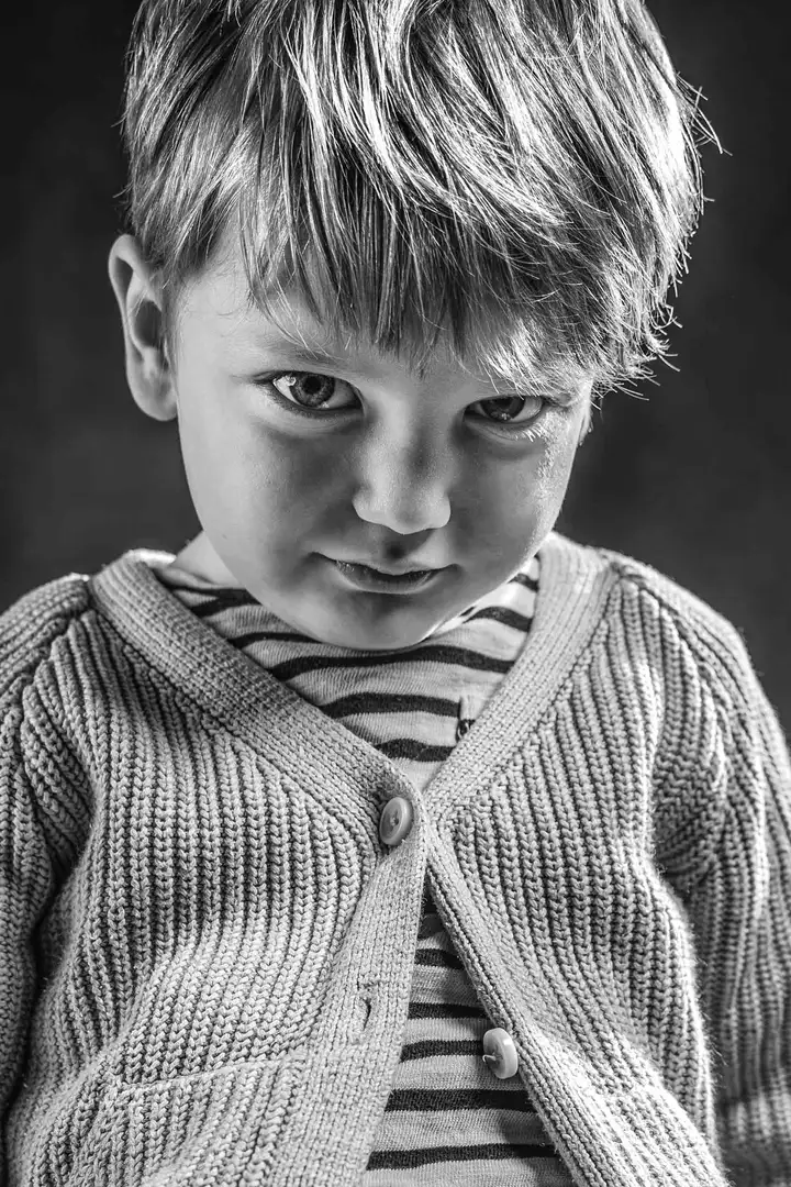 Aurelie lamour photographe studio portrait enfant boude 2.