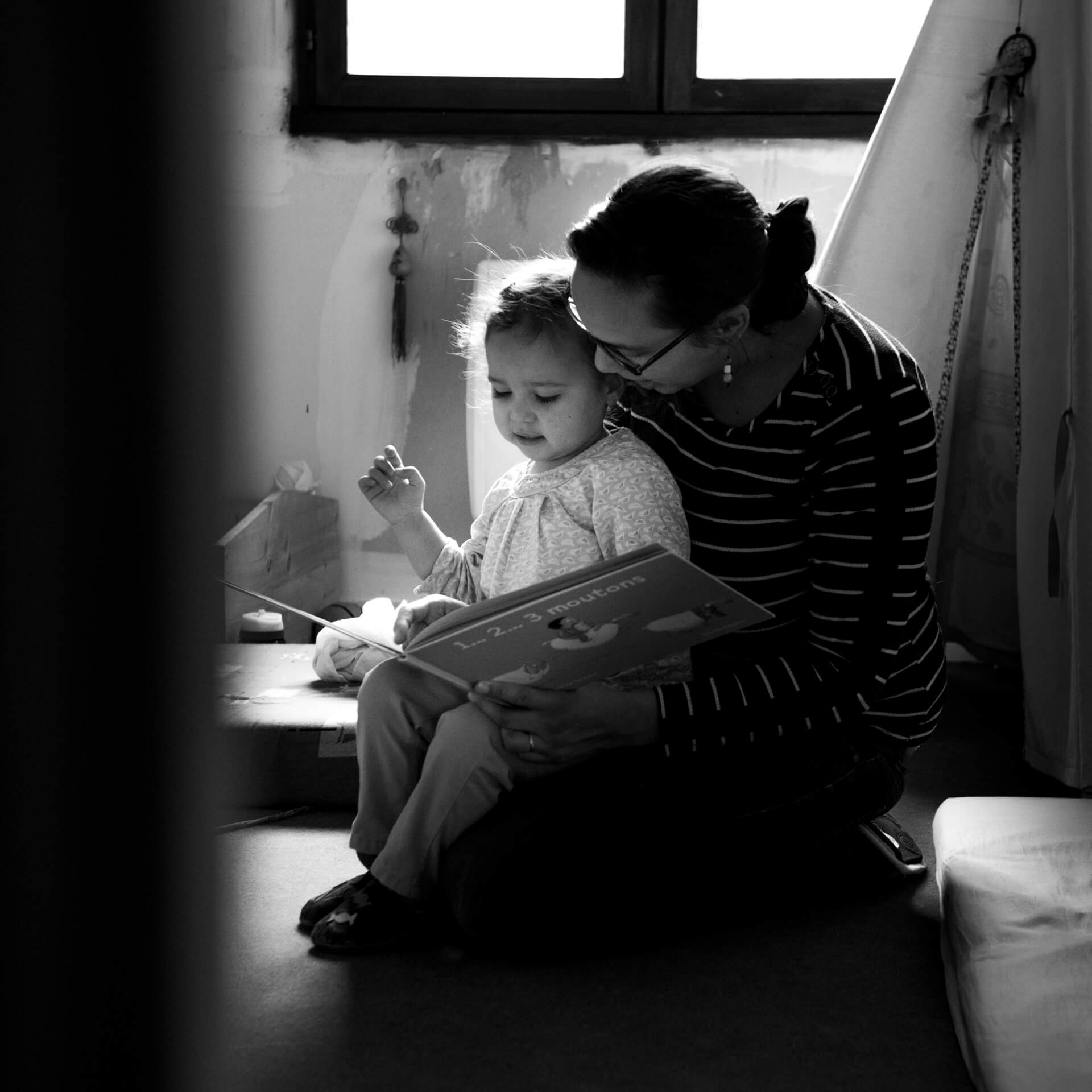 Photographe lifestyle quotidien famille couple portrait enfant bebe maman papa photo shooting session 1 1.