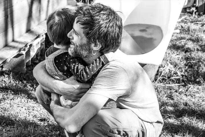 Photographe famille couple enfant papa maman maison valence drome photo shooting lifestyle 13 2.