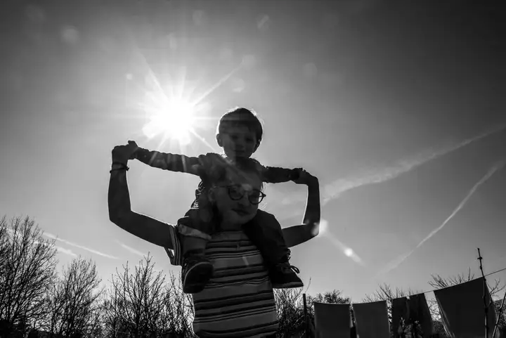 Photographe famille couple enfant papa maman maison valence drome photo shooting lifestyle 17 2.