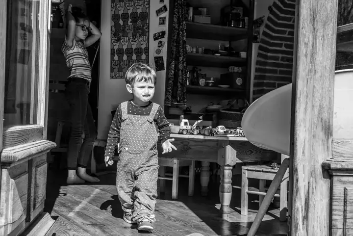 Photographe famille couple enfant papa maman maison valence drome photo shooting lifestyle 18 2.