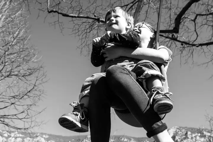 Photographe famille couple enfant papa maman maison valence drome photo shooting lifestyle 9 2.