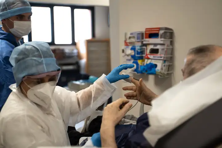 Aurelie lamour photographe reportage medecin covid hopital drome 00007.