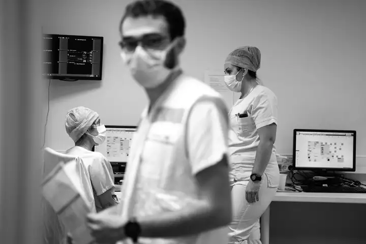 Aurelie lamour photographe reportage medecin covid hopital drome 00009.