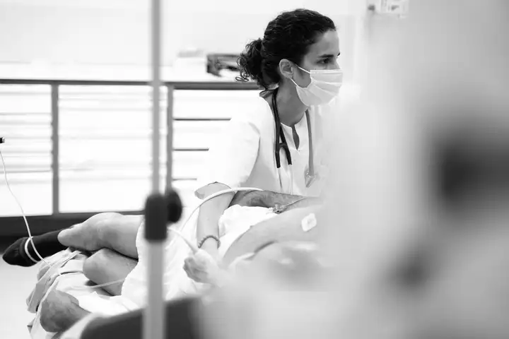 Aurelie lamour photographe reportage medecin covid hopital drome 00011.