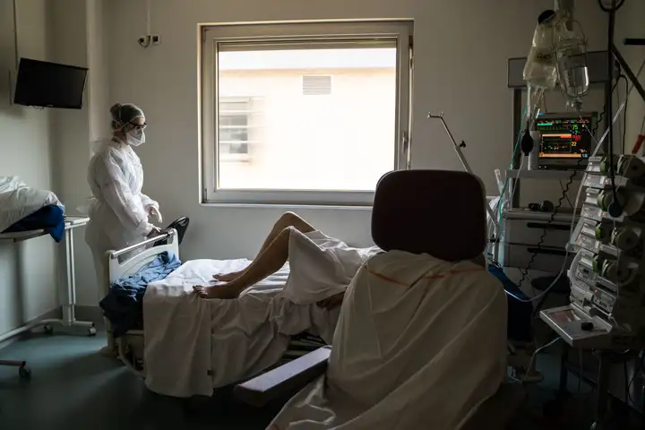 Aurelie lamour photographe reportage medecin covid hopital drome 00016.