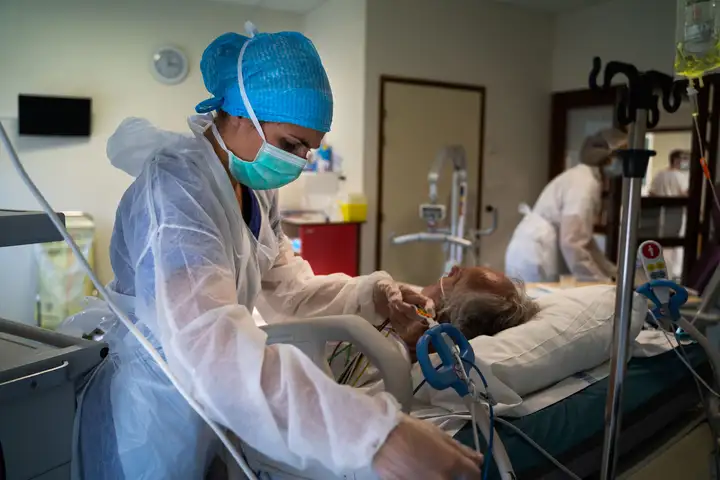 Aurelie lamour photographe reportage medecin covid hopital drome 00019.