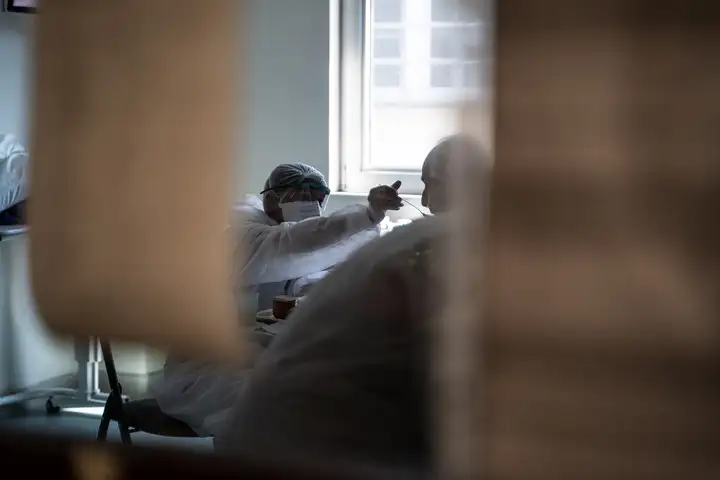 Aurelie lamour photographe reportage medecin covid hopital drome 00020.