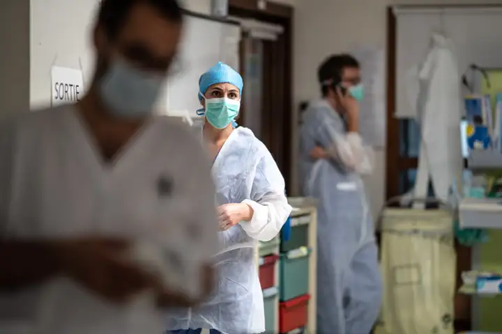 Aurelie lamour photographe reportage medecin covid hopital drome 00022.
