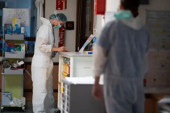 Aurelie lamour photographe reportage medecin covid hopital drome 00023.