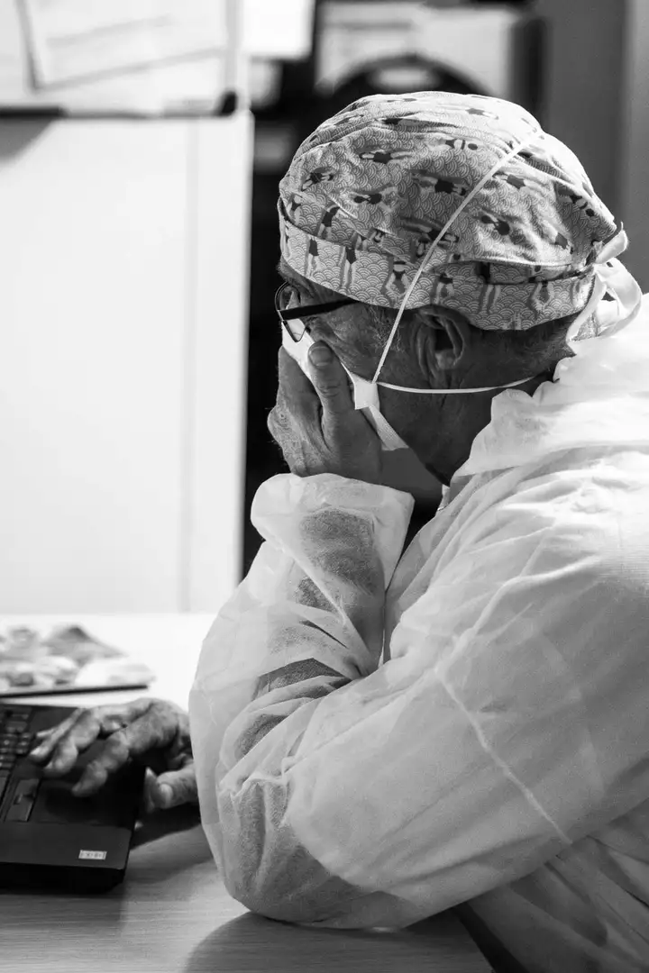 Aurelie lamour photographe reportage medecin covid hopital drome 00025.