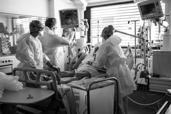 Aurelie lamour photographe reportage medecin covid hopital drome 00028.