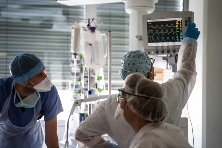 Aurelie lamour photographe reportage medecin covid hopital drome 00032.