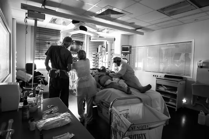 Aurelie lamour photographe reportage medecin covid hopital drome 00033.