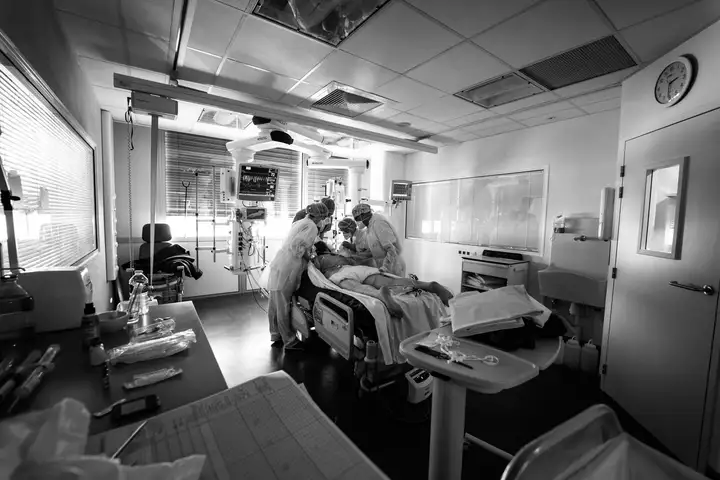 Aurelie lamour photographe reportage medecin covid hopital drome 00036.