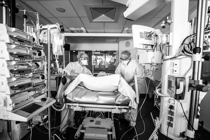 Aurelie lamour photographe reportage medecin covid hopital drome 00038.