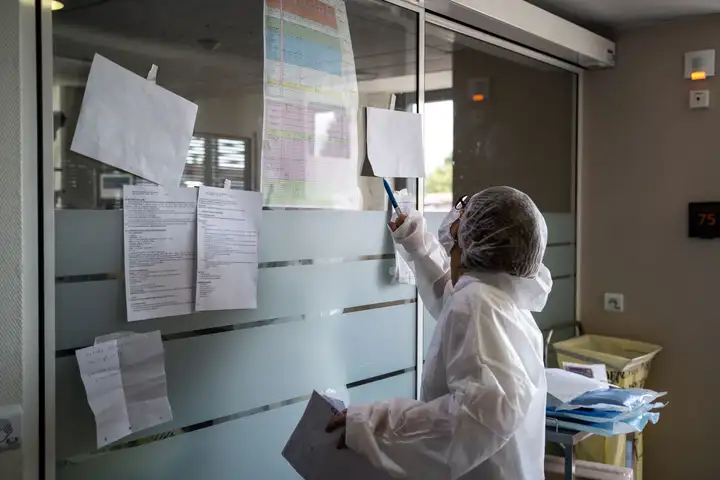 Aurelie lamour photographe reportage medecin covid hopital drome 00040.