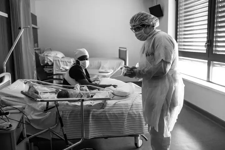 Aurelie lamour photographe reportage medecin covid hopital drome 00042.