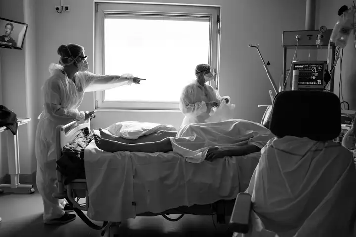 Aurelie lamour photographe reportage medecin covid hopital drome 00046.
