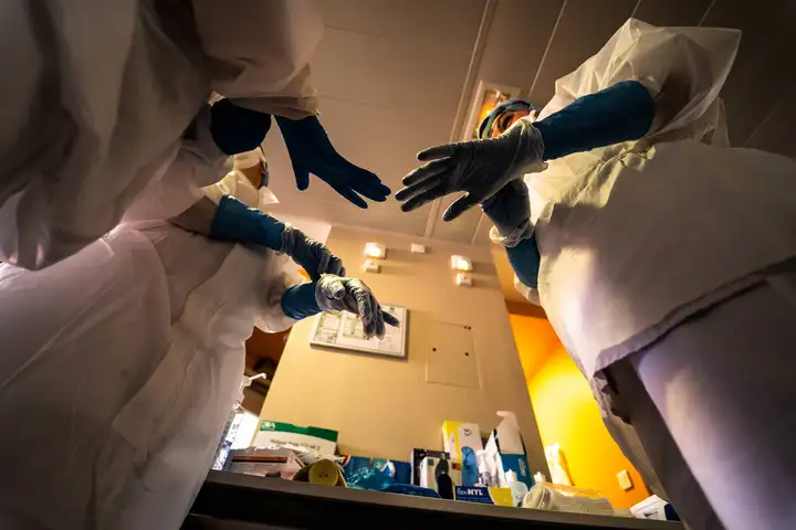 Aurelie lamour photographe reportage medecin covid hopital drome 00048.