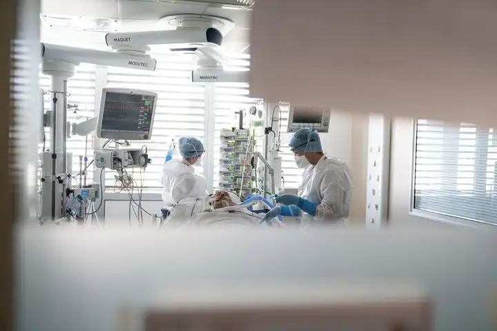 Aurelie lamour photographe reportage medecin covid hopital drome 00052.