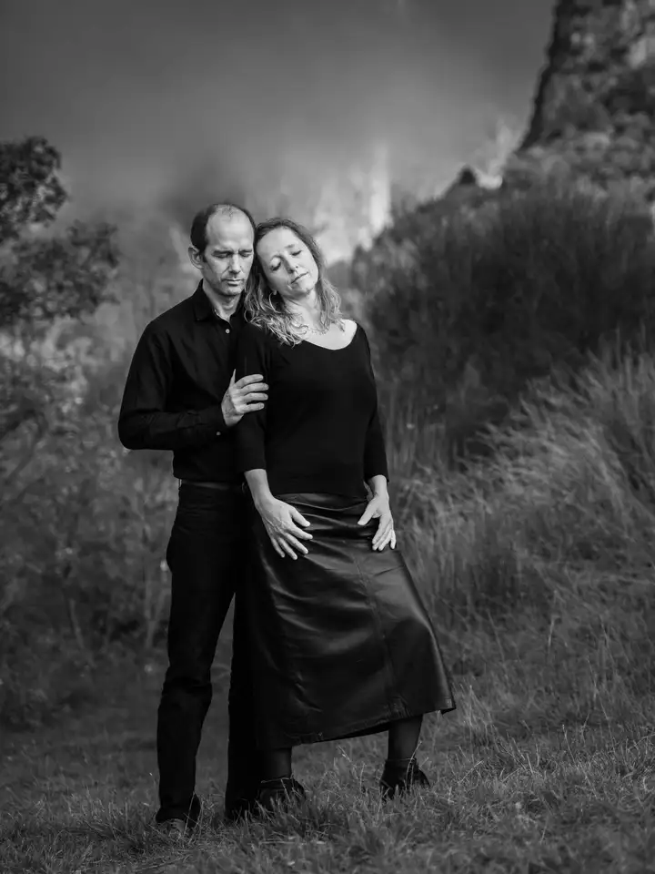 Aurelie lamour photogaphe drome couple st valentin exterieur noiretblanc nature.