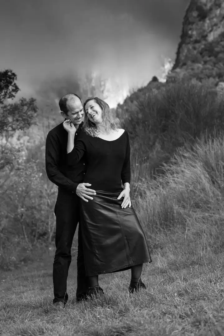 Aurelie lamour photogaphe drome couple st valentin exterieur noiretblanc paysage.