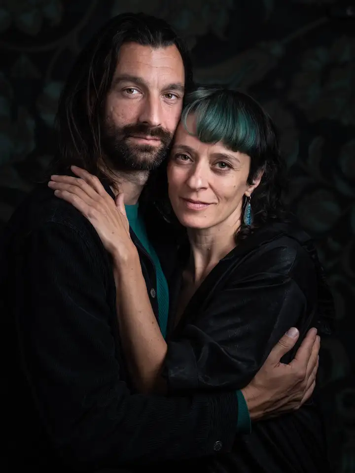 Aurelie lamour photogaphe drome couple st valentin studio couleur amoureux.
