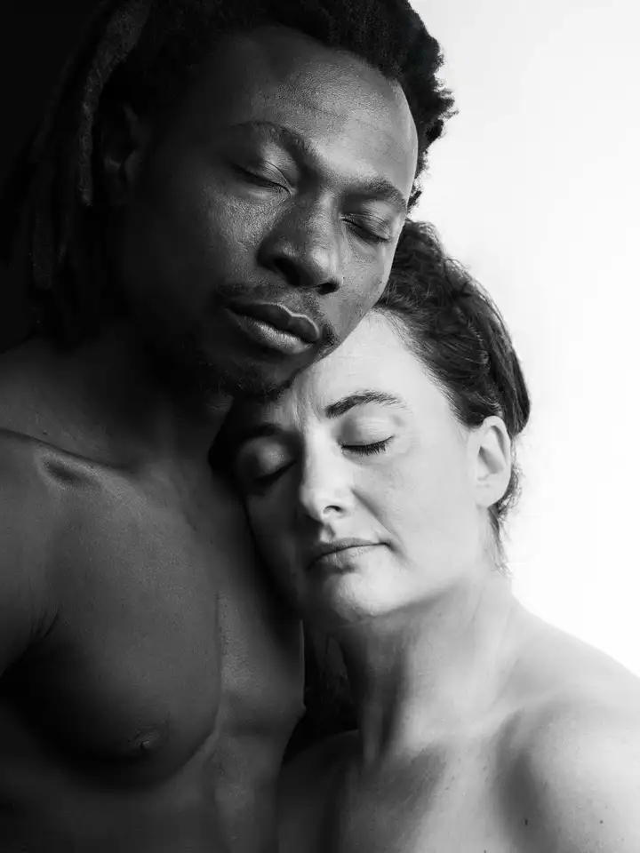 Aurelie lamour photogaphe drome couple st valentin studio noiretblanc yeux fermes.