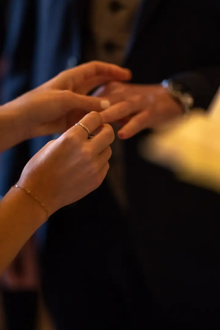 Aurelie lamour photographe mariage alliance bague drome 00008.