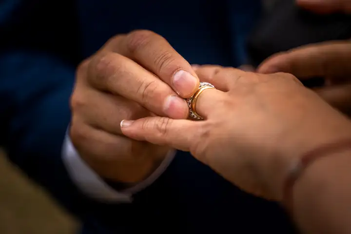 Aurelie lamour photographe mariage alliance bague drome 00017.