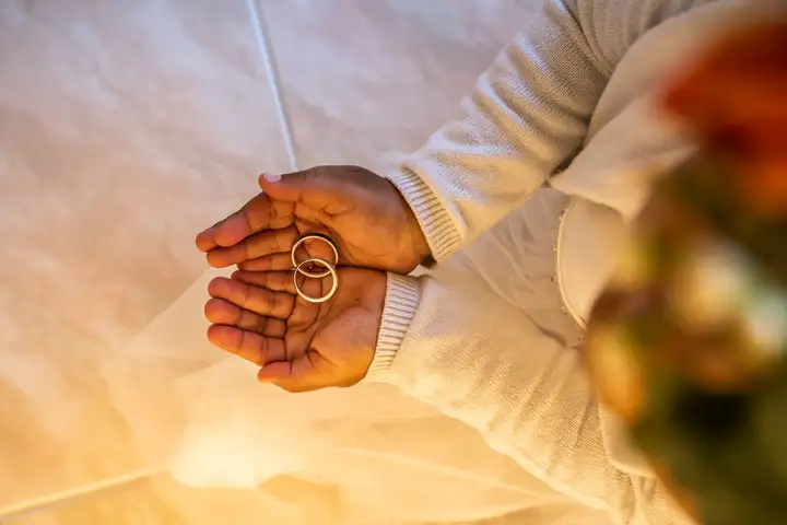 Aurelie lamour photographe mariage alliance bague drome 00018.