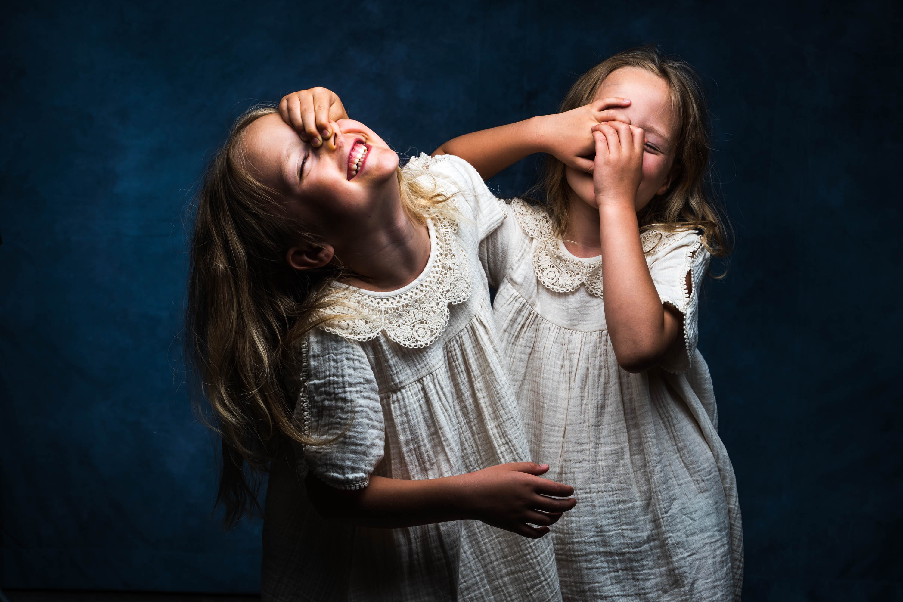 Aurelie lamour photographe portrait studio enfants rires.