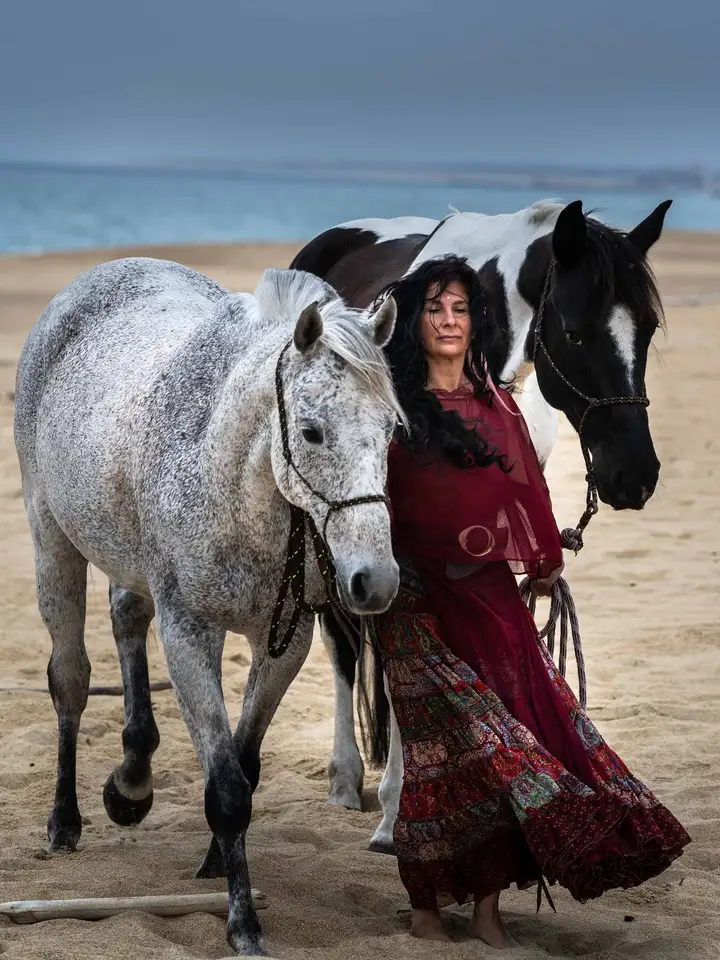 Aurelie lamour photographe reportage plage chevaux femme robe rouge 2.