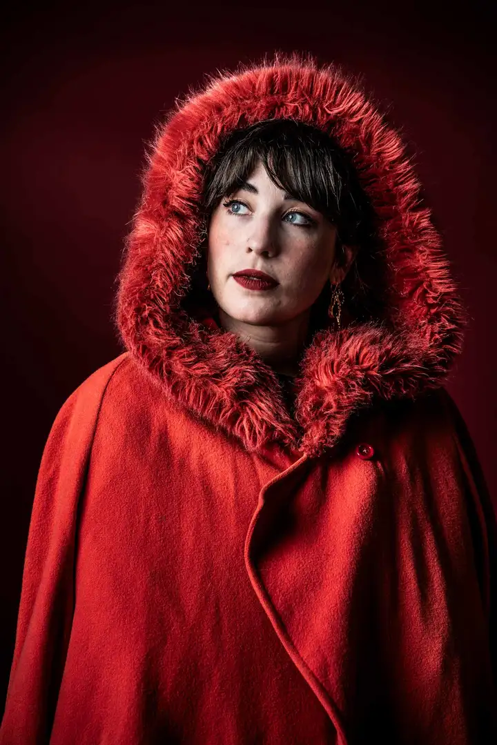 Aurelie lamour photographe portrait ancrage studio femme manteau rouge.
