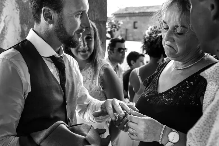 Aurelie lamour photographe reportage rituel fete mariage bague.