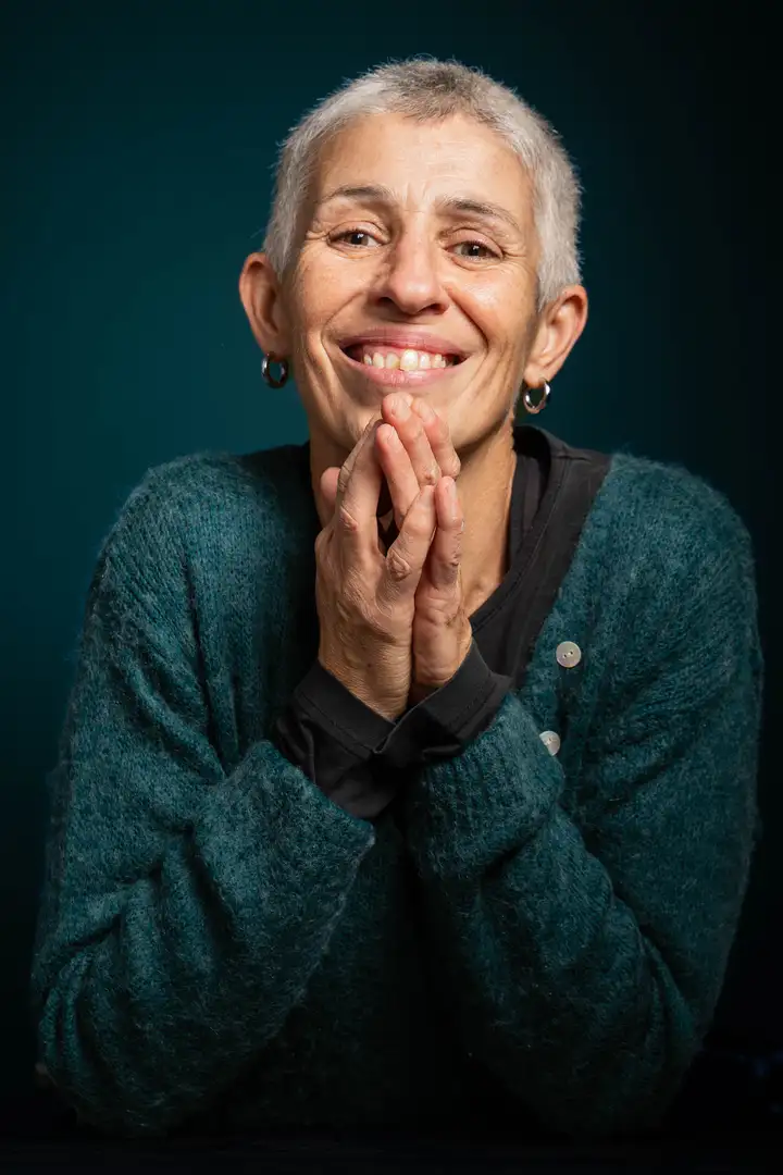 Aurelie lamour photographe portrait ancrage studio femme grand sourire 2.