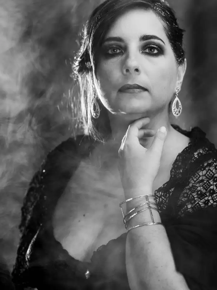 Aurelie lamour photogaphe drome confiance en soi portrait therapeutique noir et blanc.