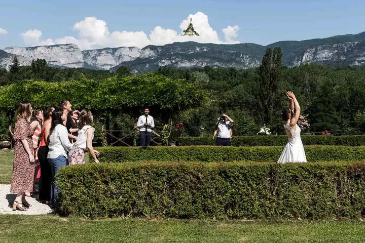 Aurelie lamour photogaphe drome mariage drome couleur lancer de bouquet.