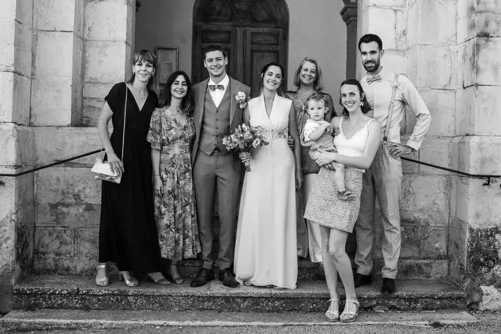 Aurelie lamour photogaphe drome mariage drome noir et blanc ardeche photo groupe eglise.