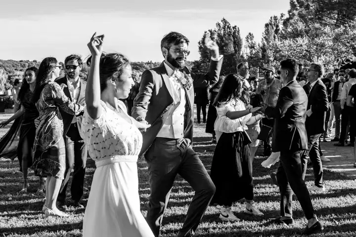 Aurelie lamour photographe drome mariage bouquet maries vindhonneur 11.