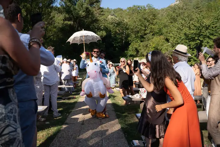 Aurelie lamour photographe drome mariage ceremonie maries 10.