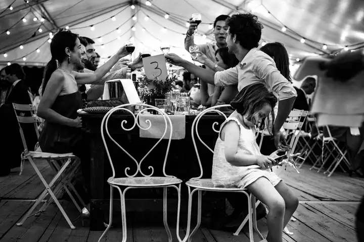Aurelie lamour photographe drome mariage soiree maries repas 2.