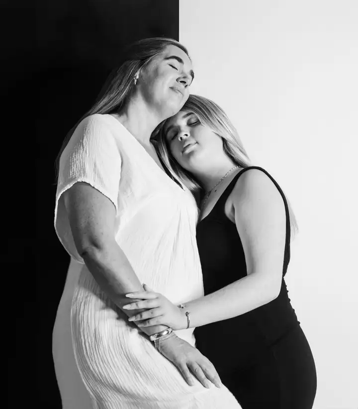 Aurelie lamour photogaphe drome femmes mere noir et blanc studio art.