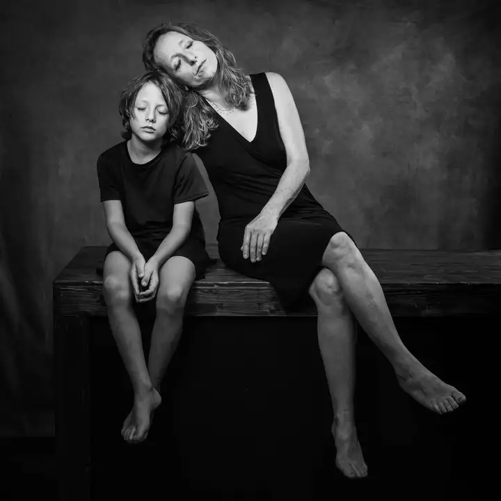 Aurelie lamour photogaphe drome femmes mere noir et blanc studio artistique.
