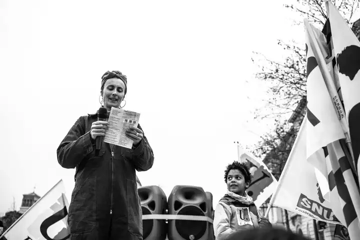 Aurelie lamour photogaphe drome femmes militante noir et blanc couleur manifestation.